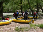 VODÁCKÁ EXPEDICE NA PANENSKÉ ŘEKY ALBÁNIE 2014, Průzračné řeky, některé šťavnaté po deštíku, alchymie s počasím abychom měli slunce, balkánské dobroty a oslí transport k řece... na tuhle expedici si každý z účastníků rád vzpomene i po letech. - fotografie 23