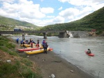 VODÁCKÁ EXPEDICE NA PANENSKÉ ŘEKY ALBÁNIE 2014, Průzračné řeky, některé šťavnaté po deštíku, alchymie s počasím abychom měli slunce, balkánské dobroty a oslí transport k řece... na tuhle expedici si každý z účastníků rád vzpomene i po letech. - fotografie 48