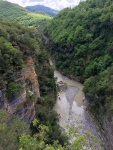 VODÁCKÁ EXPEDICE PANENSKÉ ŘEKY ALBÁNIE 2017, Jedna z těch nejlepších vodácko gurmánských expedic se opět vyvedla. Přidali jsme nové úseky řek, nuikdo se letos neudělal, prohlédli jsme detailně ropná pole, nakoupily báječné sýry a vína, prostě pa - fotografie 166