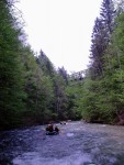 Rafting v Totes Gebirge, Lehčí raftingová akce na dvou hezkých řekách. Po sobotním sluníčky sice zapršelo, ale větší voda na Steyru byla všemi jednoznačně přivítána... - fotografie 49
