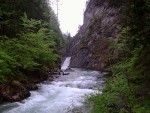 Rafting v Totes Gebirge, Lehčí raftingová akce na dvou hezkých řekách. Po sobotním sluníčky sice zapršelo, ale větší voda na Steyru byla všemi jednoznačně přivítána... - fotografie 93