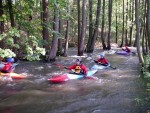 VAVŘINEC - záverečná prověrka a adrenalinový náhul, Počasí vyšlo skvěle, v sobotu bylo nad poměry vody hodně a neděle? no to byla klasická pohodička. Slunce, dobrá parta a tradičně skvělá vodácká zábava v Horních Krůtech přinesla všem skvělé zážitky. N - fotografie 43