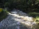 VAVŘINEC - záverečná prověrka a adrenalinový náhul, Počasí vyšlo skvěle, v sobotu bylo nad poměry vody hodně a neděle? no to byla klasická pohodička. Slunce, dobrá parta a tradičně skvělá vodácká zábava v Horních Krůtech přinesla všem skvělé zážitky. N - fotografie 55