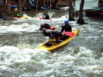 VAVŘINEC 2006, Opět drsná akcička pro zdatné vodáky a milovníky adrenalinu. Neobvykle teplé a slunné počasí, v kombinaci s nadprůměrnou, vodou byly zárukou skvělých zážitků... - fotografie 45