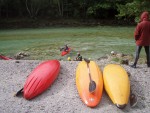Kajaková Škola SALZA 2008, Počasí tentokrát prověřilo houževnatost týmu a nechalo všem na rozmyšlenou, jestli je kajak opravdu to pravé. Zima a déšt v sobotu a v neděli zvedli vodu a tak nedělní poježdění stálo za to. - fotografie 2