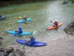 Kajaková Škola SALZA 2008, Počasí tentokrát prověřilo houževnatost týmu a nechalo všem na rozmyšlenou, jestli je kajak opravdu to pravé. Zima a déšt v sobotu a v neděli zvedli vodu a tak nedělní poježdění stálo za to. - fotografie 5
