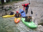Kajaková Škola SALZA 2008, Počasí tentokrát prověřilo houževnatost týmu a nechalo všem na rozmyšlenou, jestli je kajak opravdu to pravé. Zima a déšt v sobotu a v neděli zvedli vodu a tak nedělní poježdění stálo za to. - fotografie 8