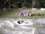 VAVŘINEC 2008 - to byl mazec!, Letošní avizované hezké počasí přilákalo kvanta vodáků a trať byla postavena naprosto úžasně. Větší skoky, víc adrenalinu, víc lidí, zkrátka Vavřinec byl opravdový MAZEC! - fotografie 34