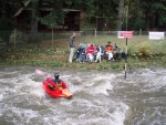 VAVŘINEC 2008 - to byl mazec!, Letošní avizované hezké počasí přilákalo kvanta vodáků a trať byla postavena naprosto úžasně. Větší skoky, víc adrenalinu, víc lidí, zkrátka Vavřinec byl opravdový MAZEC! - fotografie 35