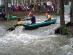 VAVŘINEC 2008 - to byl mazec!, Letošní avizované hezké počasí přilákalo kvanta vodáků a trať byla postavena naprosto úžasně. Větší skoky, víc adrenalinu, víc lidí, zkrátka Vavřinec byl opravdový MAZEC! - fotografie 50