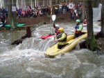 VAVŘINEC 2008 - to byl mazec!, Letošní avizované hezké počasí přilákalo kvanta vodáků a trať byla postavena naprosto úžasně. Větší skoky, víc adrenalinu, víc lidí, zkrátka Vavřinec byl opravdový MAZEC! - fotografie 52