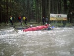 VAVŘINEC 2008 - to byl mazec!, Letošní avizované hezké počasí přilákalo kvanta vodáků a trať byla postavena naprosto úžasně. Větší skoky, víc adrenalinu, víc lidí, zkrátka Vavřinec byl opravdový MAZEC! - fotografie 61