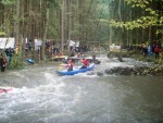 VAVŘINEC 2008 - to byl mazec!, Letošní avizované hezké počasí přilákalo kvanta vodáků a trať byla postavena naprosto úžasně. Větší skoky, víc adrenalinu, víc lidí, zkrátka Vavřinec byl opravdový MAZEC! - fotografie 76